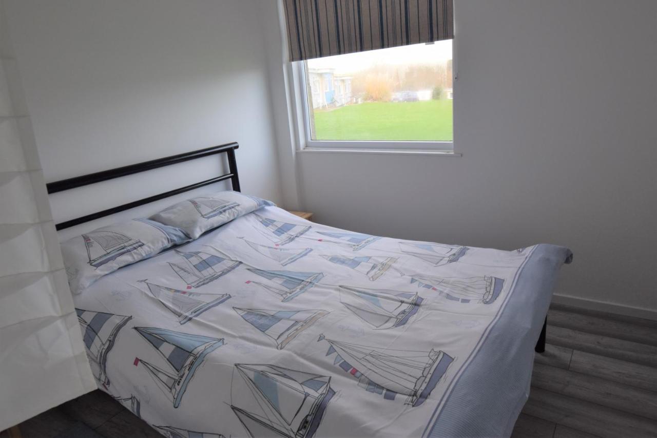 Chalet 56 Sandown Bay Holiday Centre Generous Money Off Ferry Crossing & Special Offer Until End Of June, September And Halloween Deals Now On Exterior photo